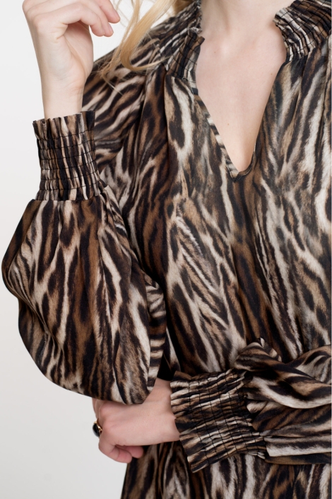 Geisha camel dames t-shirt | Close up