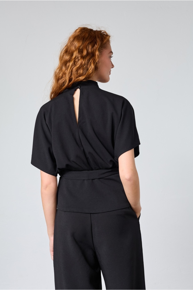 SisterS point zwarte dames blouse | Model achteraanzicht