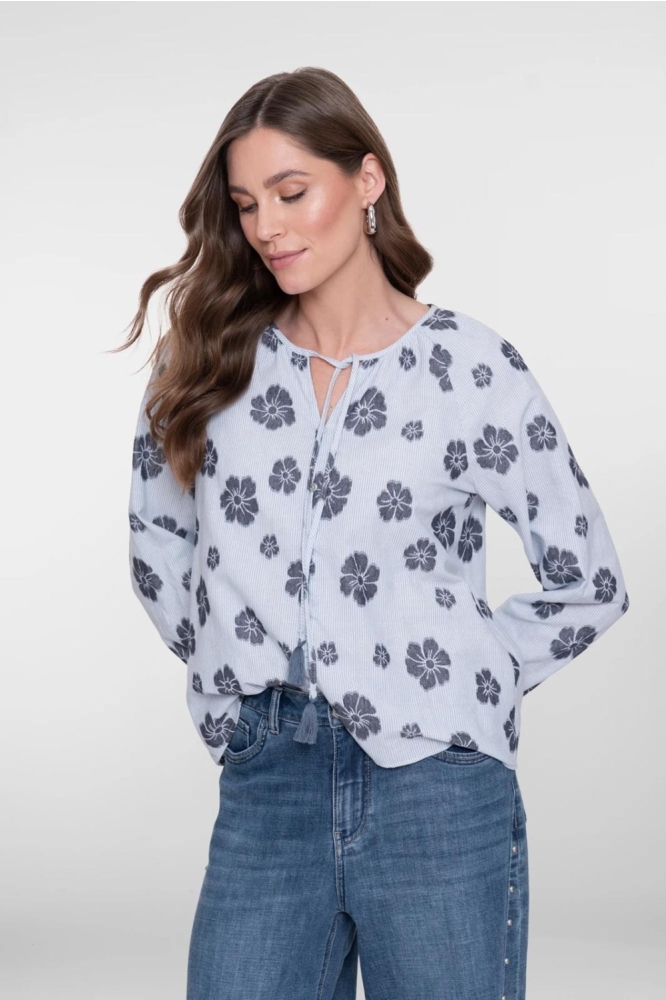 Geisha blauwe dames blouse | Model vooraanzicht