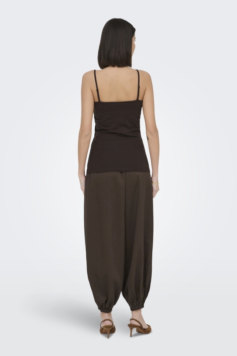 Jacqueline de Yong bruine dames top | Model achteraanzicht
