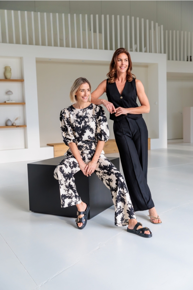 NED zwarte dames blouse | Sfeerbeeld, In situatie