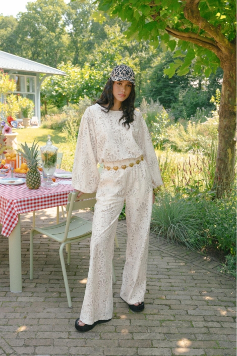 Fluresk witte dames t-shirt | Model achteraanzicht