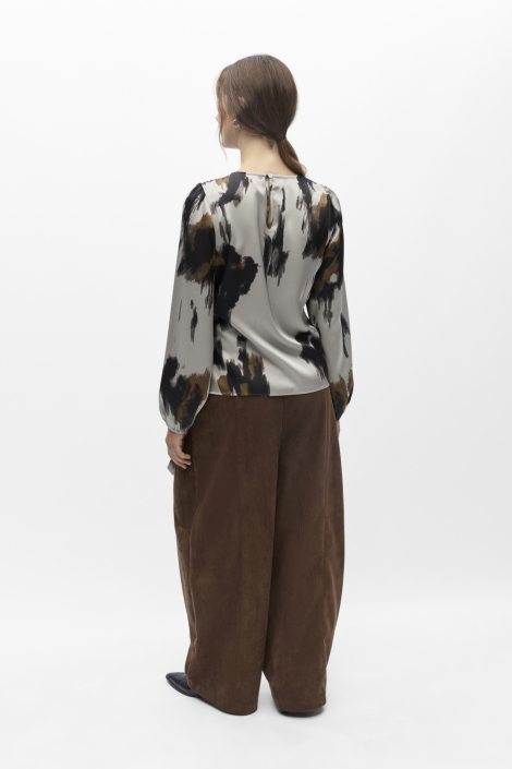 Object grijze dames blouse | Model achteraanzicht
