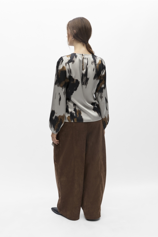 Object grijze dames blouse | Model achteraanzicht