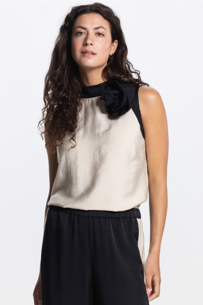 Juffrouw Jansen beige dames top | Model vooraanzicht