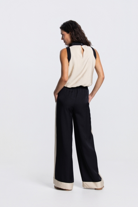 Juffrouw Jansen beige dames top | Model achteraanzicht