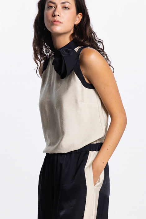 Juffrouw Jansen beige dames top | Model zijaanzicht