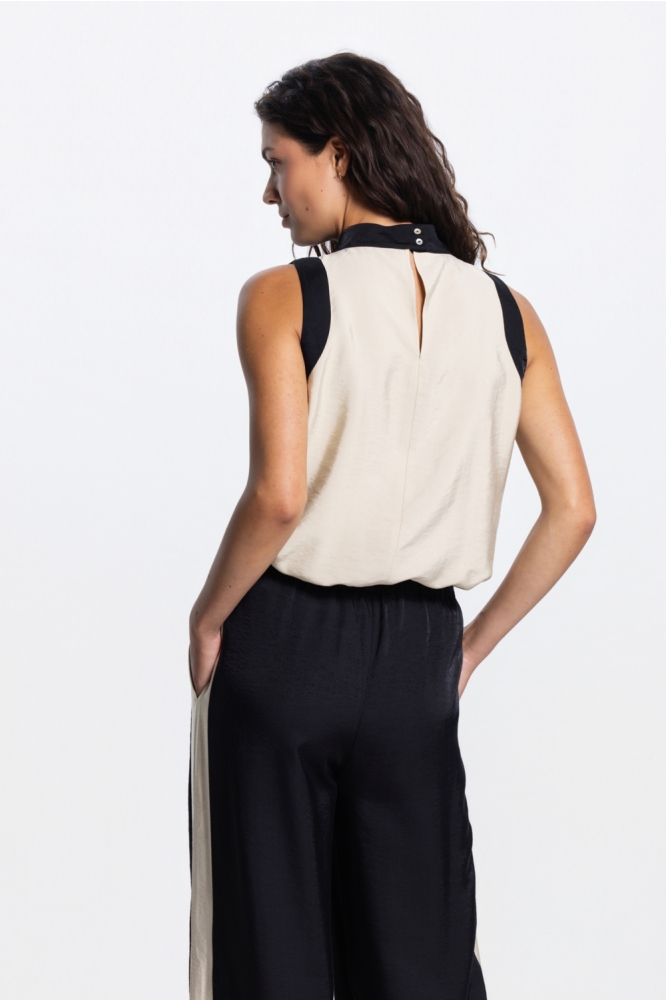 Juffrouw Jansen beige dames top | Model achteraanzicht