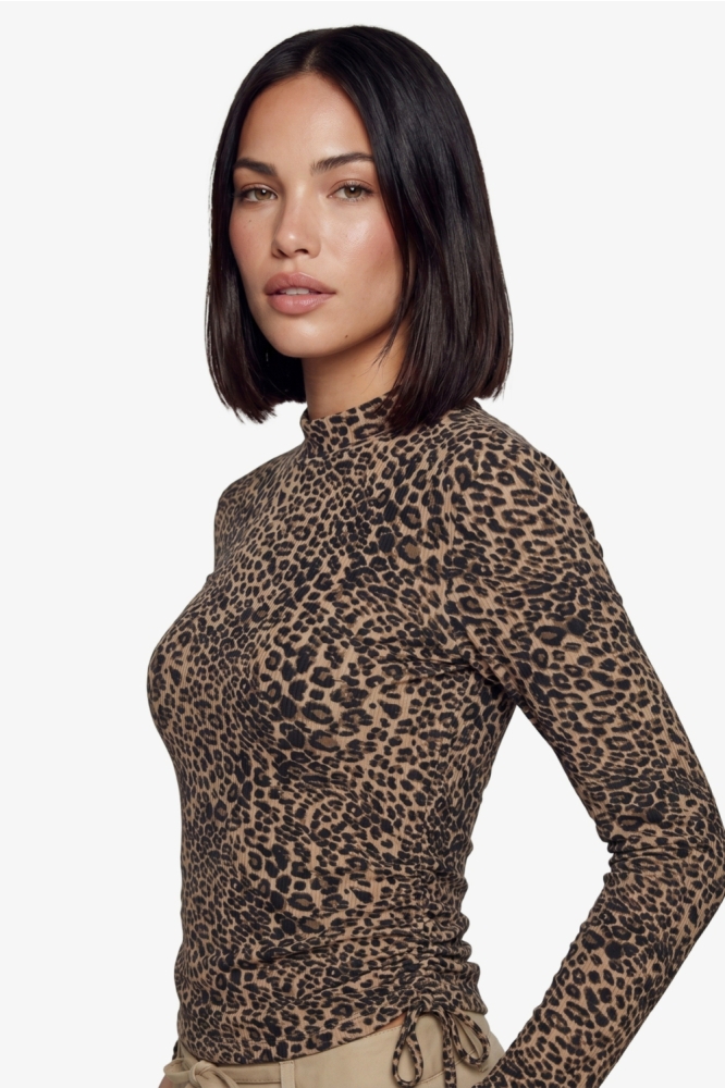 Fluresk camel dames top | Model zijaanzicht