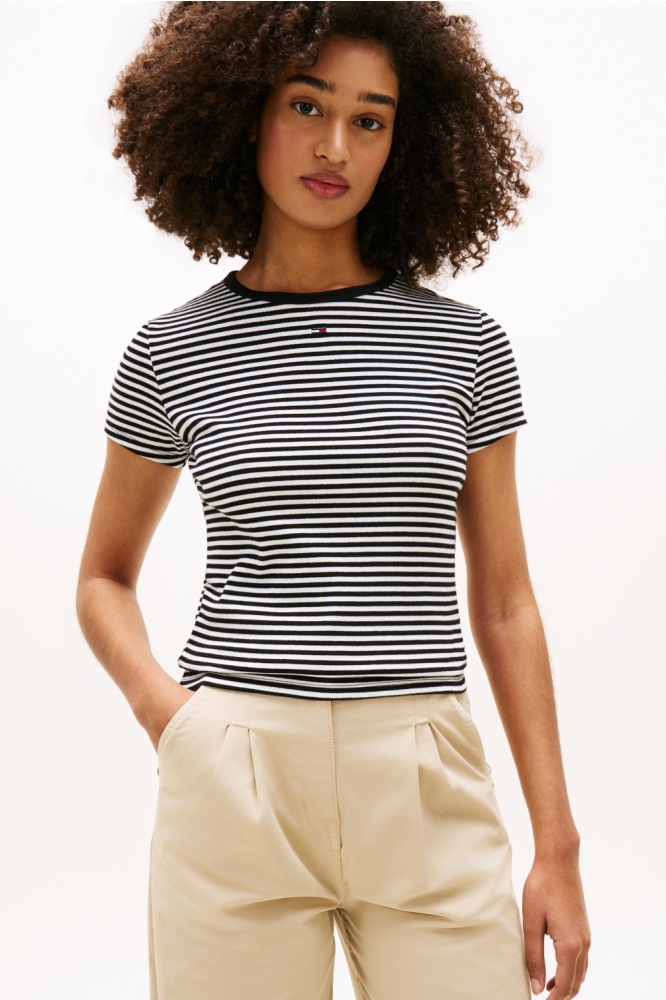 Tommy Jeans zwarte dames t-shirt | Model vooraanzicht