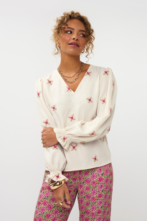 Ydence beige dames t-shirt | Model vooraanzicht