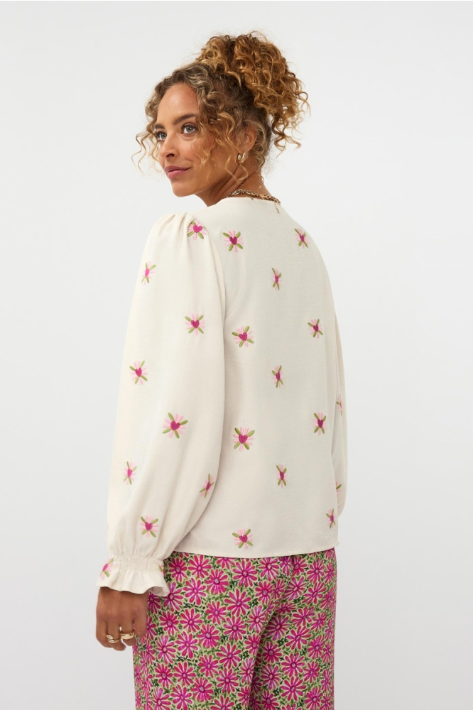 Ydence beige dames t-shirt | Model achteraanzicht