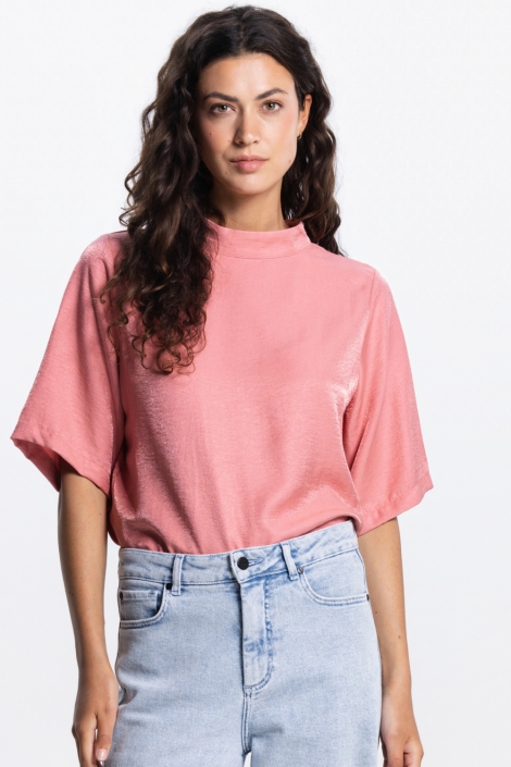 Juffrouw Jansen roze dames blouse | Model vooraanzicht