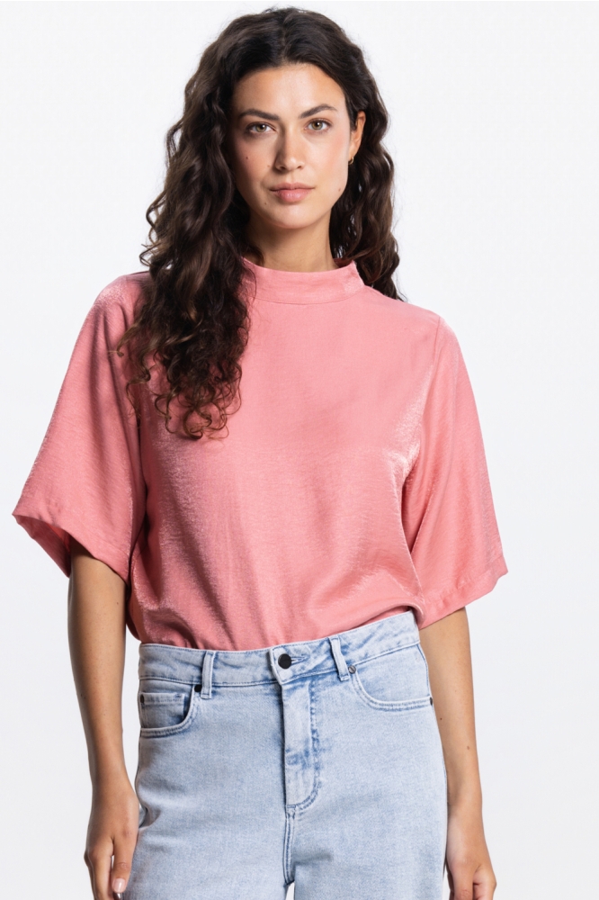 Juffrouw Jansen roze dames blouse | Model vooraanzicht
