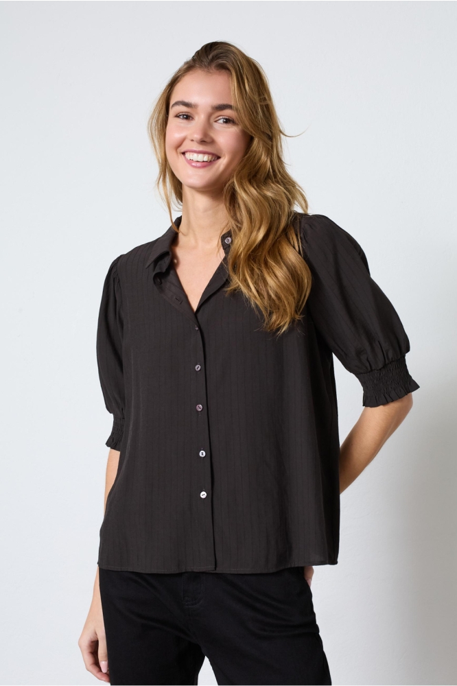 SisterS point zwarte dames blouse | Model vooraanzicht