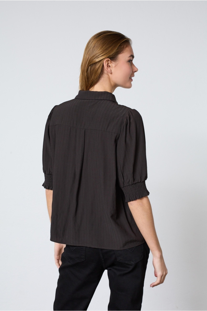 SisterS point zwarte dames blouse | Model achteraanzicht