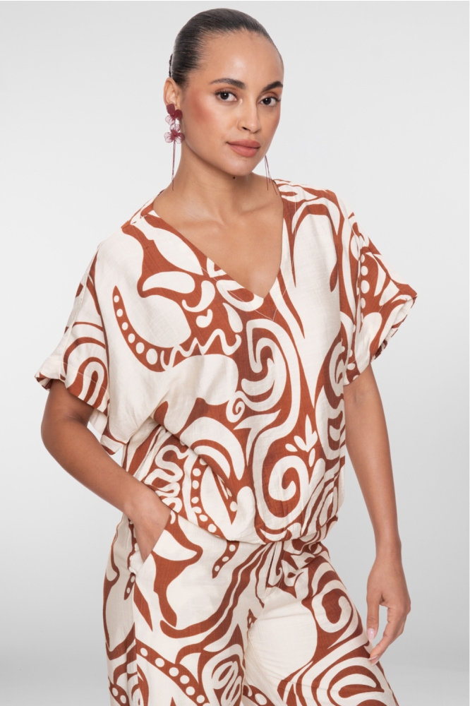 Geisha beige dames blouse | Model vooraanzicht