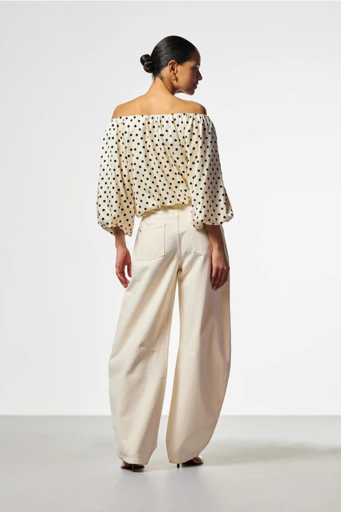 Aaiko ecru dames top | Model achteraanzicht