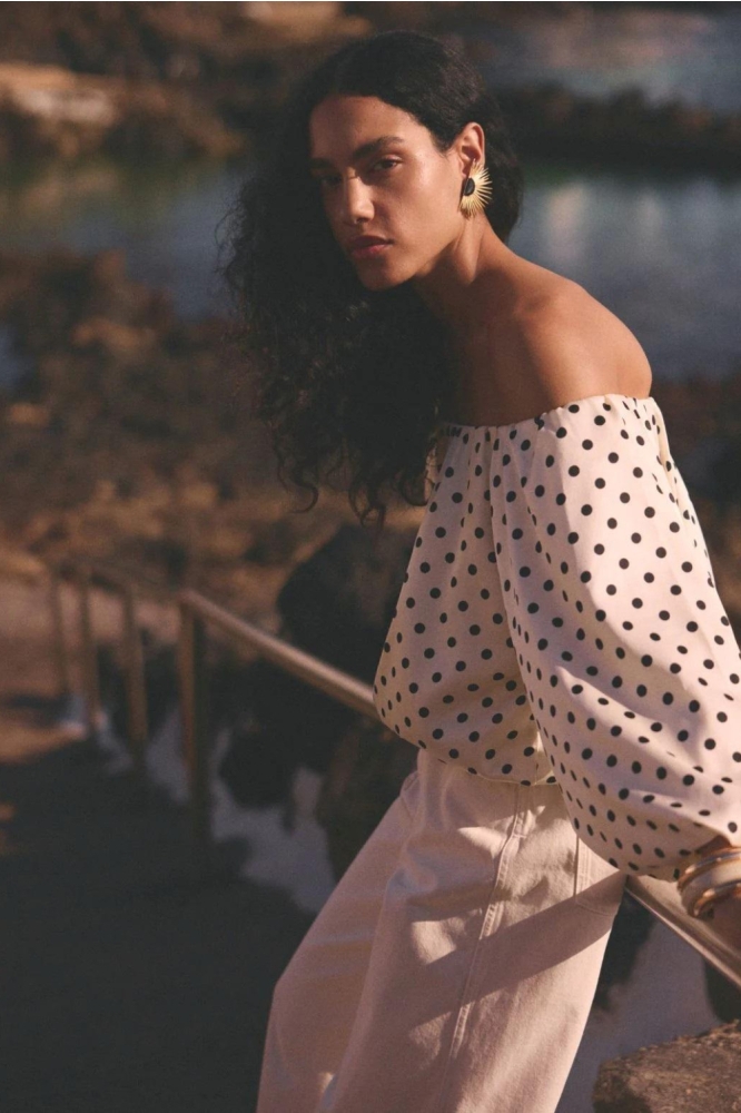 Aaiko ecru dames top | Sfeerbeeld, In situatie