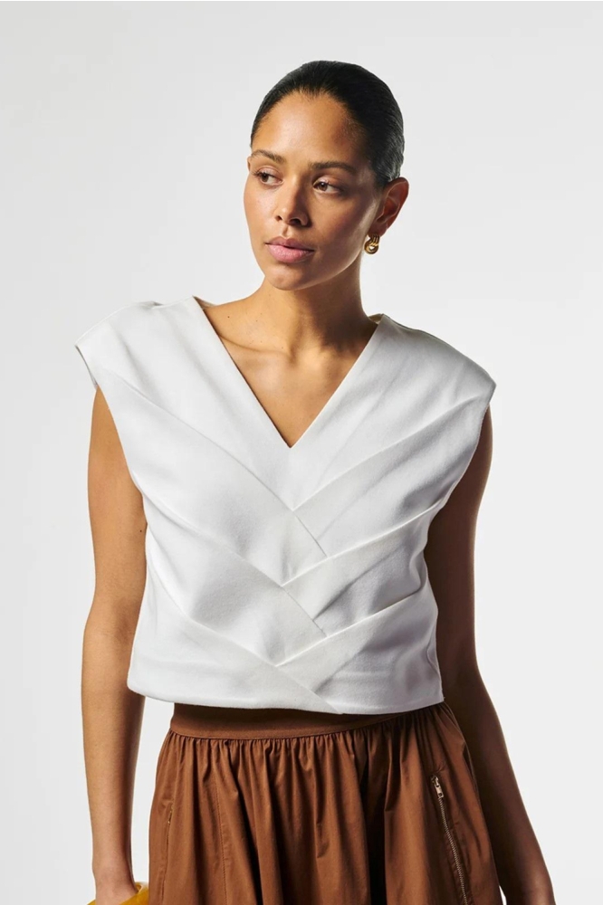 Aaiko ecru dames top | Model vooraanzicht