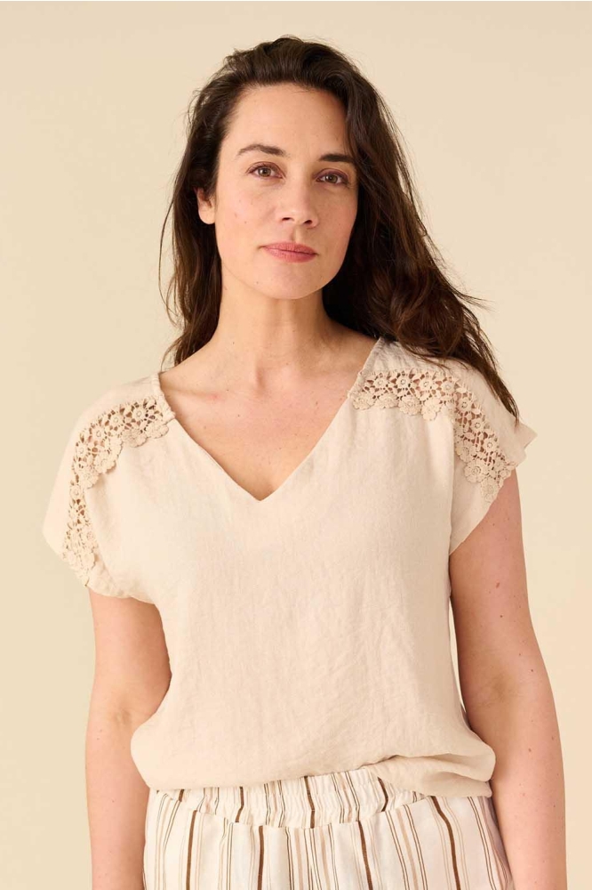 FOS Amsterdam beige dames t-shirt | Model vooraanzicht