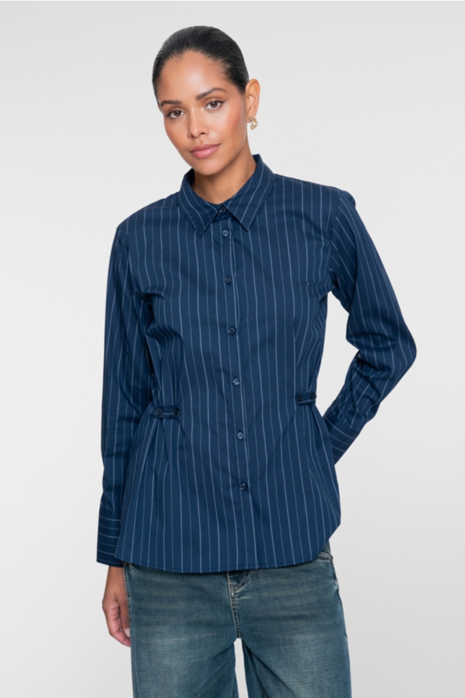 Geisha blauwe dames blouse | Model vooraanzicht