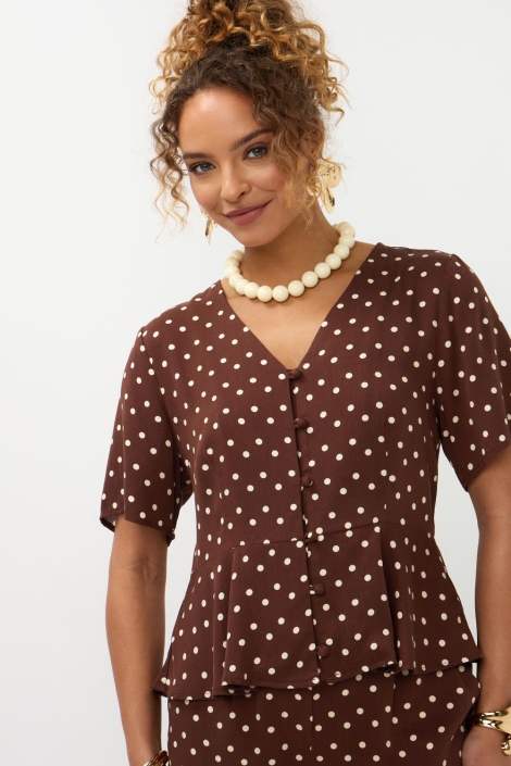 Ydence bruine dames blouse | Model vooraanzicht