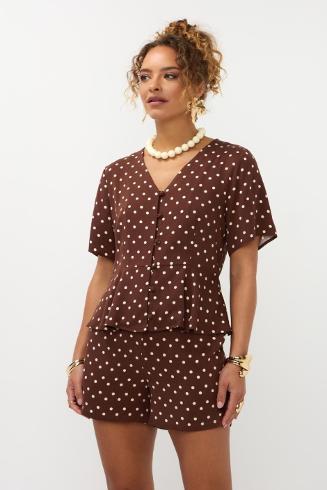 Ydence bruine dames blouse | Model vooraanzicht