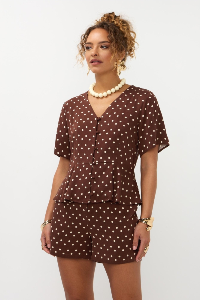 Ydence bruine dames blouse | Model vooraanzicht