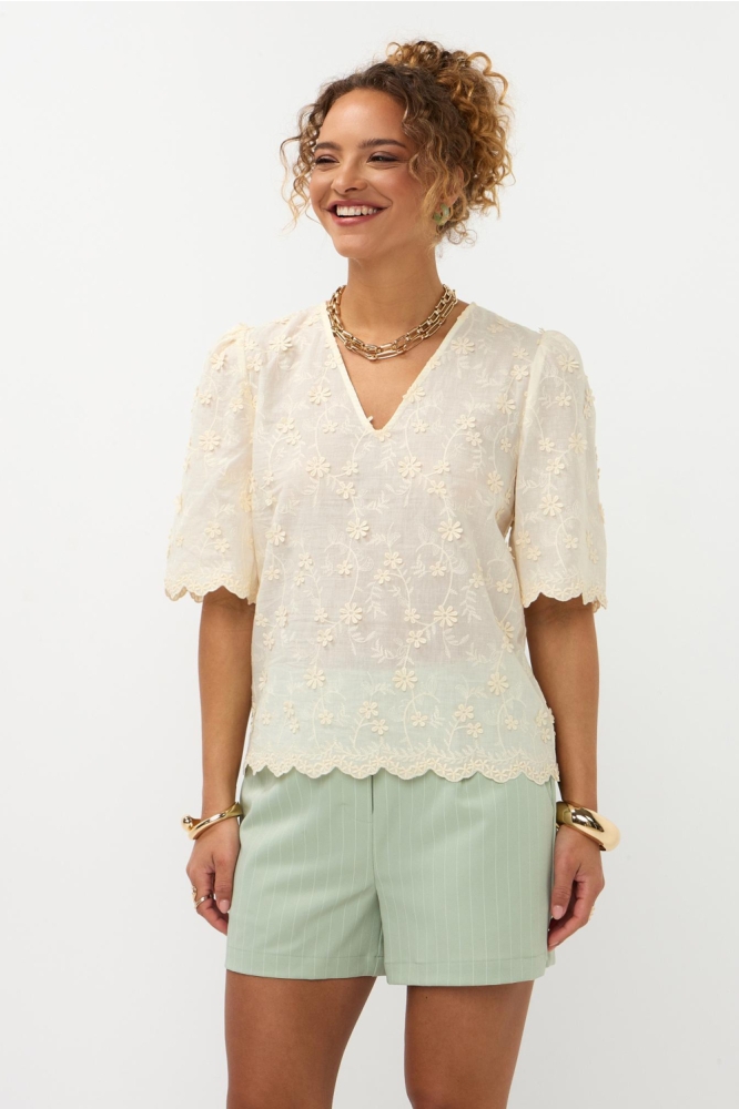 Ydence ecru dames top | Model vooraanzicht
