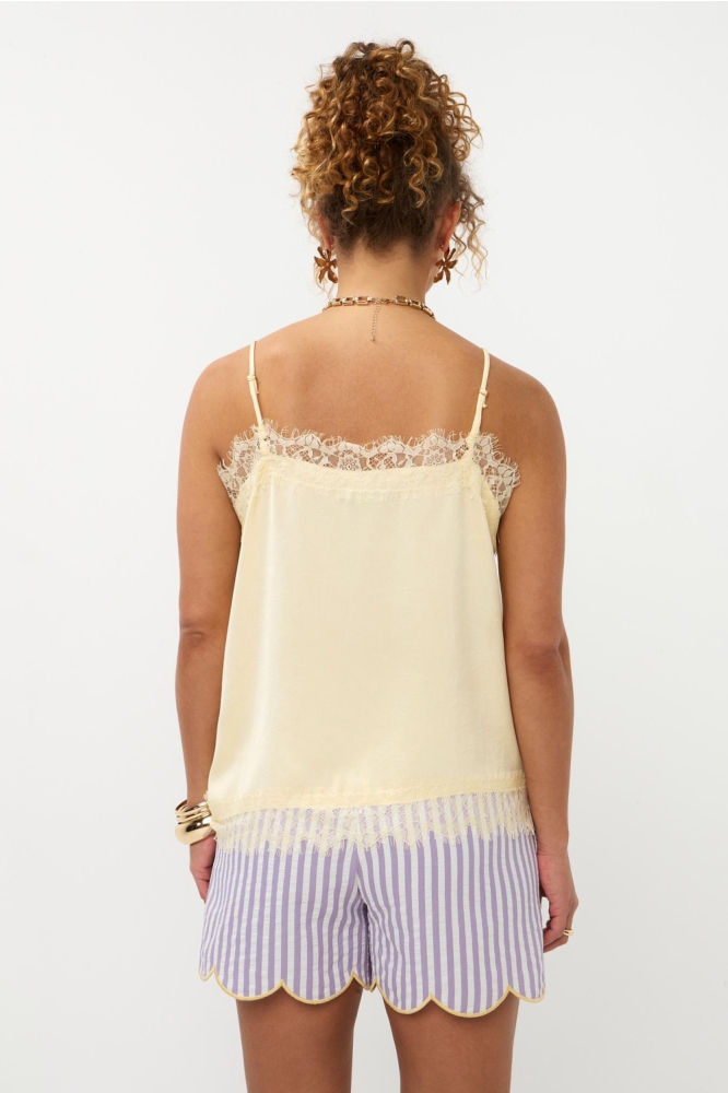 Ydence gele dames top | Model achteraanzicht