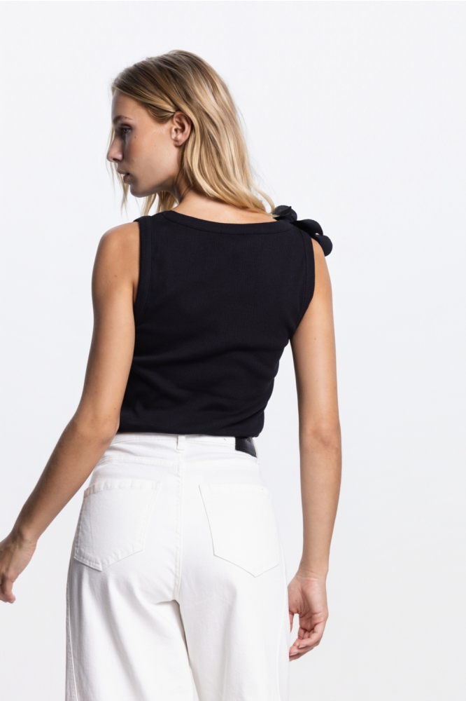 Juffrouw Jansen zwarte dames top | Model achteraanzicht