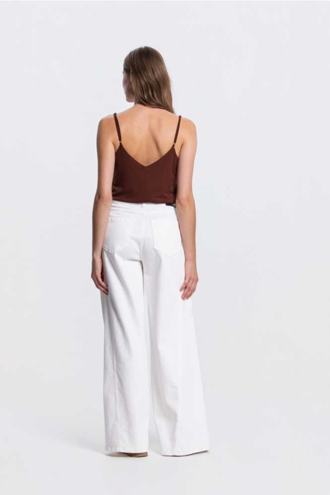 Juffrouw Jansen bruine dames top | Model achteraanzicht