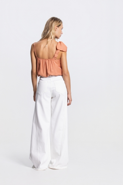 Juffrouw Jansen oranje dames top | Model achteraanzicht