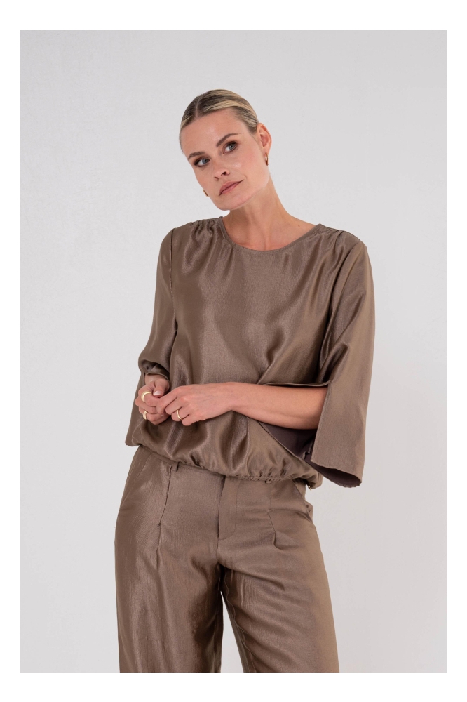 Maicazz taupe dames blouse | Model vooraanzicht