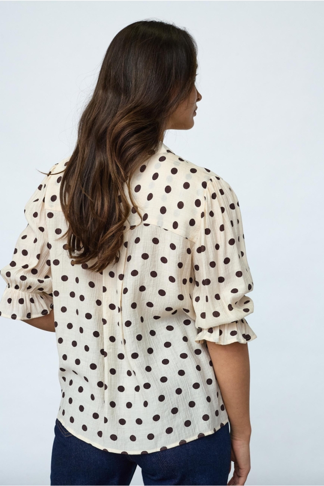 SisterS point beige dames blouse | Model achteraanzicht