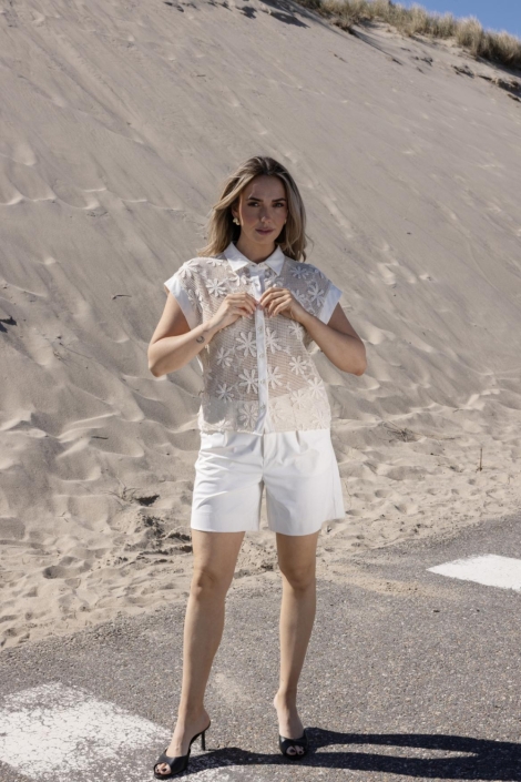 Kimara ecru dames blouse | Model