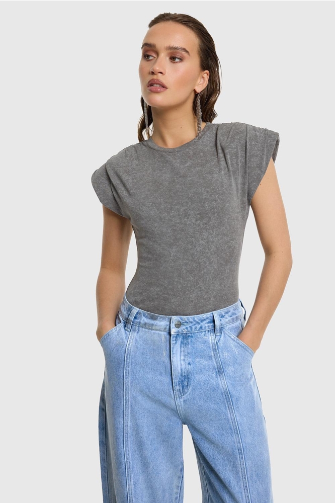 Refined Department grijze dames top | Model vooraanzicht