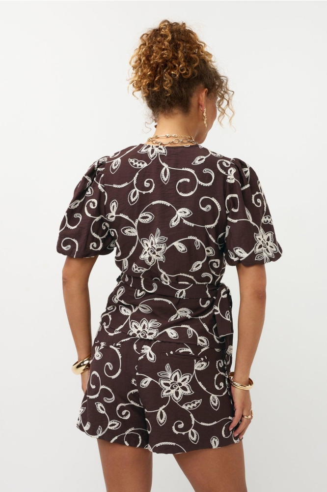 Ydence bruine dames blouse | Model achteraanzicht