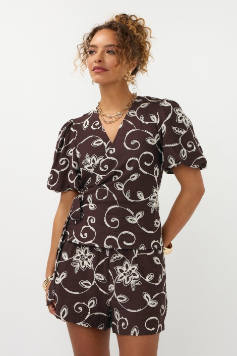 Ydence bruine dames blouse | Model vooraanzicht