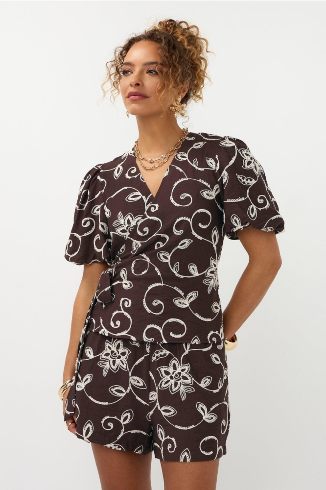 Ydence bruine dames blouse | Model vooraanzicht