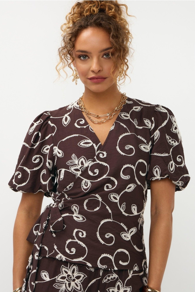 Ydence bruine dames blouse | Close up