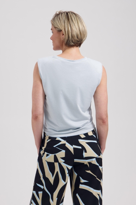 Lady Day blauwe dames top | Model achteraanzicht