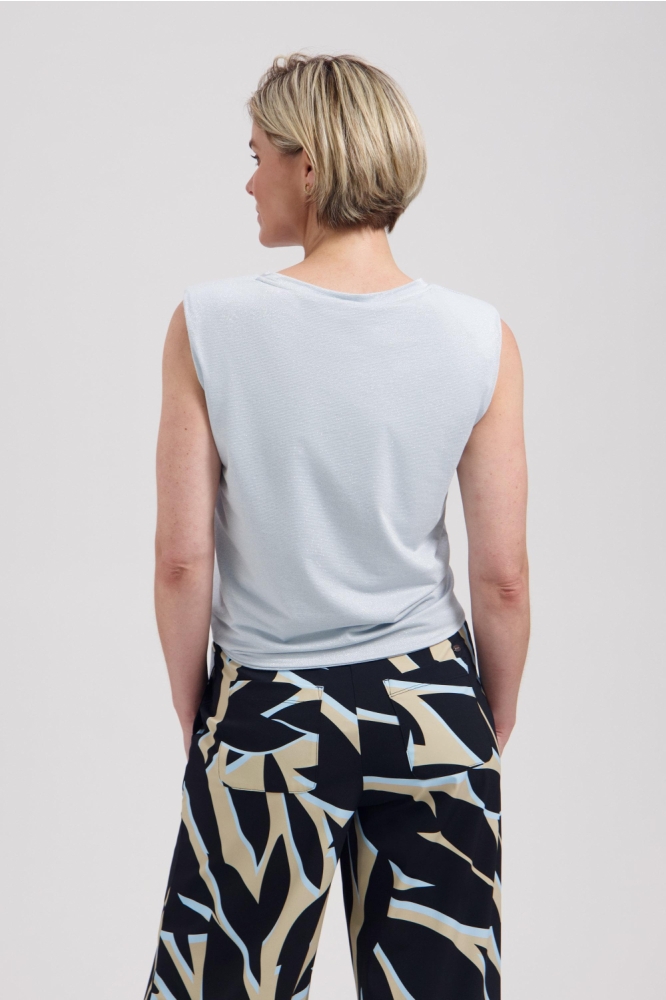 Lady Day blauwe dames top | Model achteraanzicht