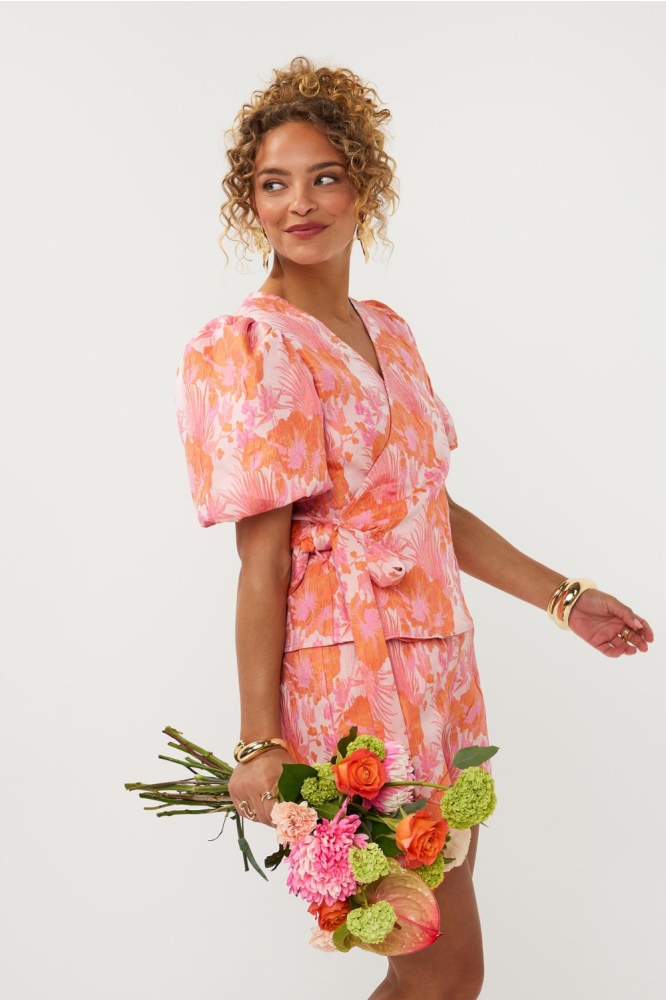 Ydence oranje dames blouse | Model zijaanzicht