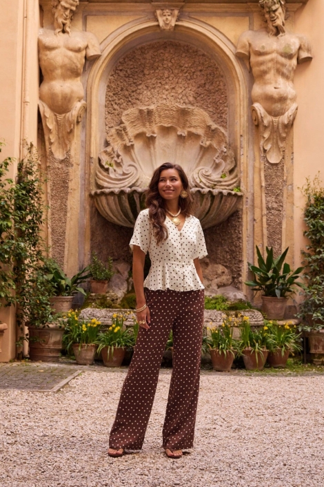 Ydence ecru dames blouse | Sfeerbeeld, In situatie