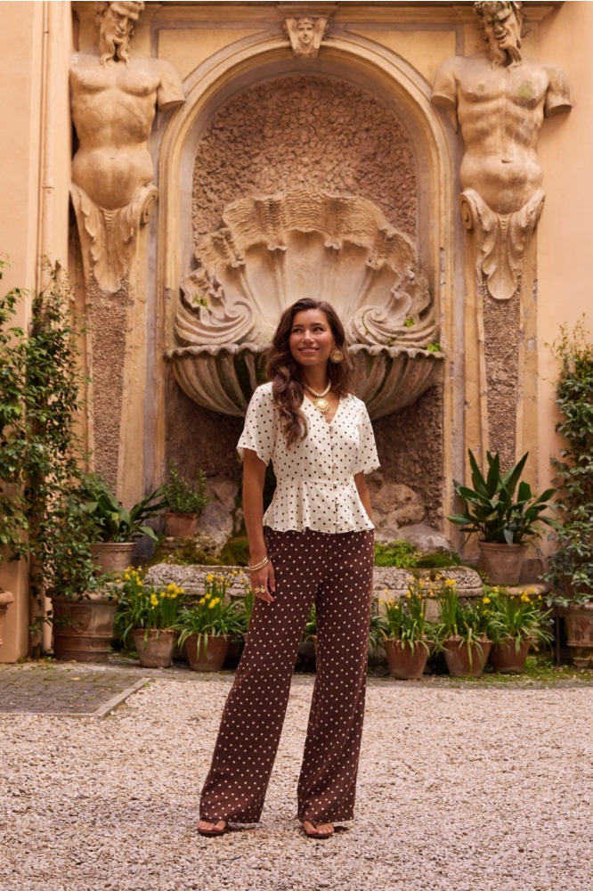 Ydence ecru dames blouse | Sfeerbeeld, In situatie