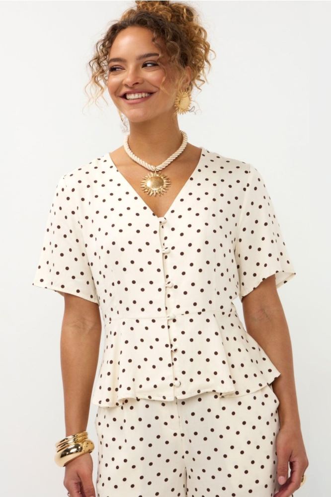 Ydence ecru dames blouse | Model vooraanzicht