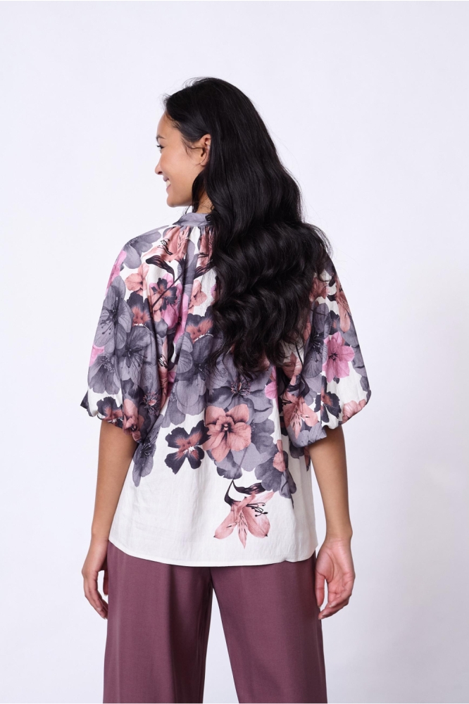 SisterS point beige dames blouse | Model achteraanzicht