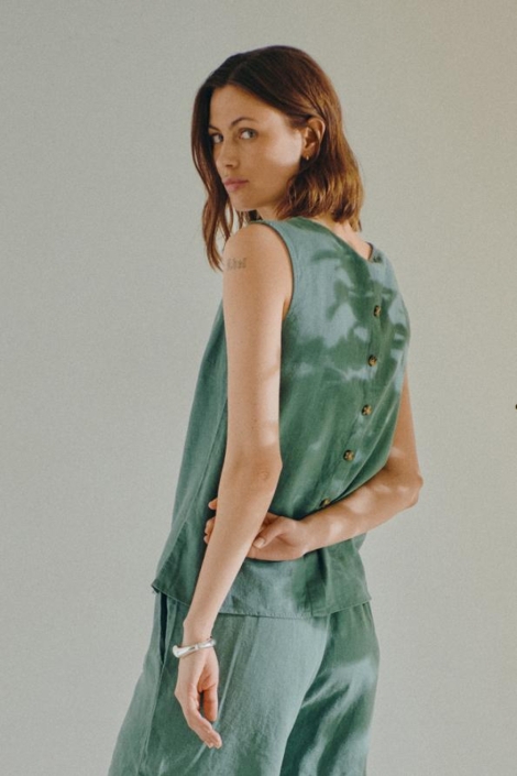 Freequent groene dames top | Model achteraanzicht
